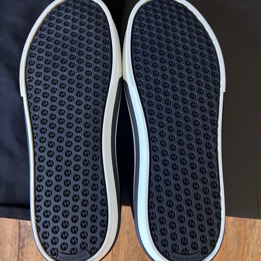 CHANEL SNEAKERS - Picture 3 of 3